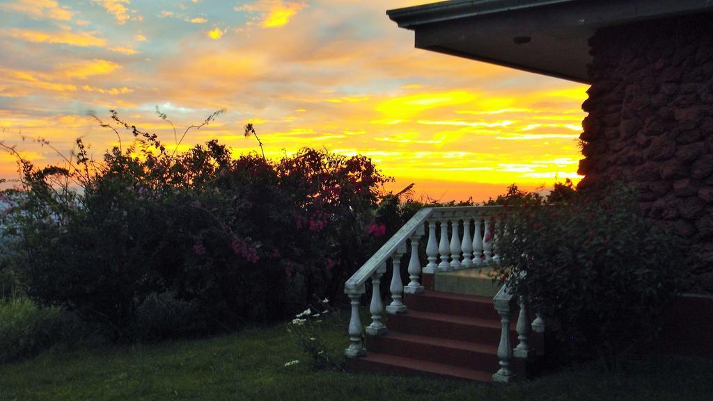 Hotel Las Fresas Del Volcan Poas Sabana Redonda Room photo